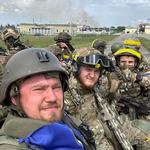 Medlemmer af Det Russiske Frivillige Korps hævder at stå bag angrebene i Belgorod-regionen og poserer her for kameraerne ved en grænseovergang nær Kozinka. 
 Foto: Russian Volunteer Corps/Ritzau Scanpix