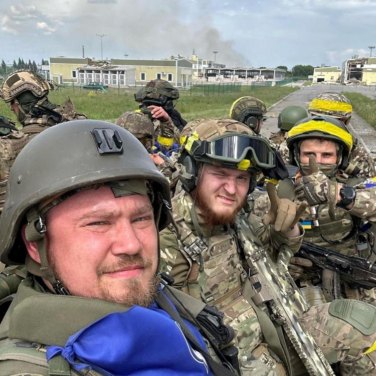 Medlemmer af Det Russiske Frivillige Korps hævder at stå bag angrebene i Belgorod-regionen og poserer her for kameraerne ved en grænseovergang nær Kozinka. 
 Foto: Russian Volunteer Corps/Ritzau Scanpix