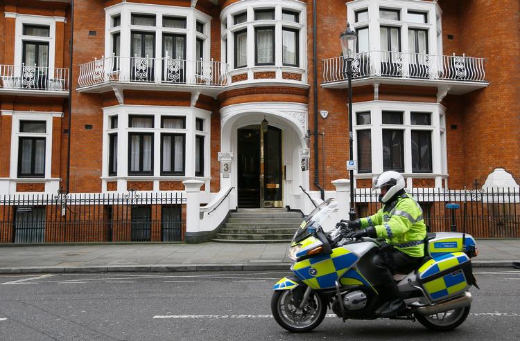 En 81-årig britisk kvinde er død efter at være blevet påkørt af en motorcykelbetjent, der var en del af hertuginde Sophies kortege. Motorcykelbetjenten på dette arkivfoto har intet med hændelsen at gøre. Foto: Kirsty Wigglesworth/Ritzau Scanpix