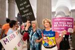 Modstandere af lovforslaget viste deres utilfredshed over lovgiverne i South Carolina før afstemningen i delstatsparlamentet tirsdag aften lokal tid. Foto: Sean Rayford/Ritzau Scanpix