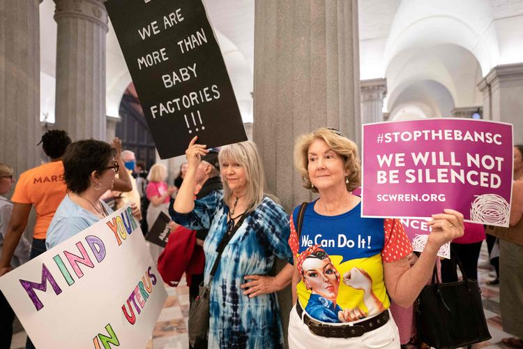 Modstandere af lovforslaget viste deres utilfredshed over lovgiverne i South Carolina før afstemningen i delstatsparlamentet tirsdag aften lokal tid. Foto: Sean Rayford/Ritzau Scanpix