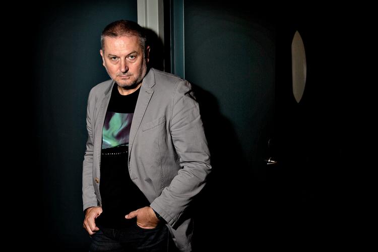 Den bulgarske forfatter, Georgi Gospodinov modtager Bookerprisen for romanen, der på dansk har titlen 'Tidsskjul'. Her er han fotograferet på et hotel i København.   Foto: Martin Lehmann