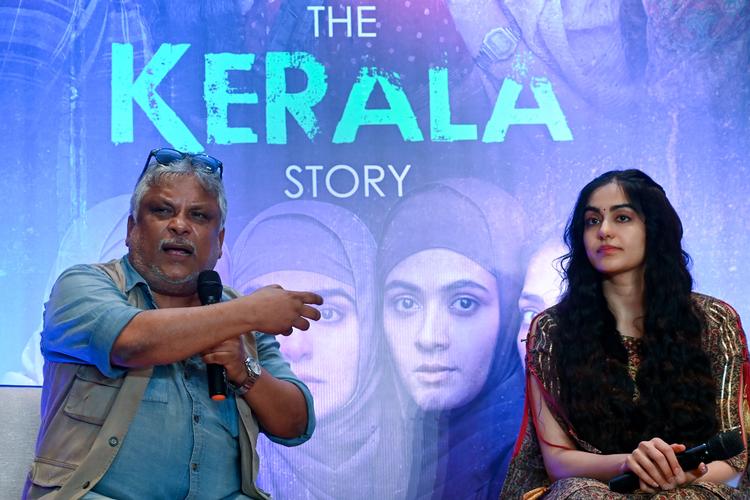 Instruktør Sudipto Sen og skuespillerinden Adah Sharma ses her på et pressemøde for filmen i sidste uge.  Foto: Dibyangshu Sarkar/Ritzau Scanpix