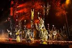 Man føler sig hensat til en forestilling med Cirque du Soleil og det finske heavyband Lordi. Foto: Miklos Szabo
