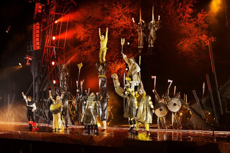 Man føler sig hensat til en forestilling med Cirque du Soleil og det finske heavyband Lordi. Foto: Miklos Szabo