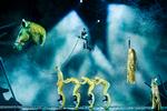 'Ragnarok', der spillede i Dyrehaven, havde en imponerende Cirque du Soleil-agtig scenografi. Her er det en dekonstrueret hest. Foto: Miklos Szabo