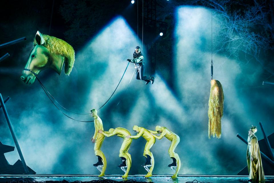'Ragnarok', der spillede i Dyrehaven, havde en imponerende Cirque du Soleil-agtig scenografi. Her er det en dekonstrueret hest. Foto: Miklos Szabo