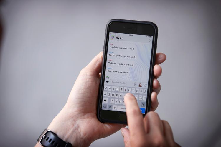 Snapchat har lanceret en chatbot med navnet My AI eller Min AI. Man kan spørge den om alskens ting og skifte dens udseende og navn.   Foto: Jens Dresling