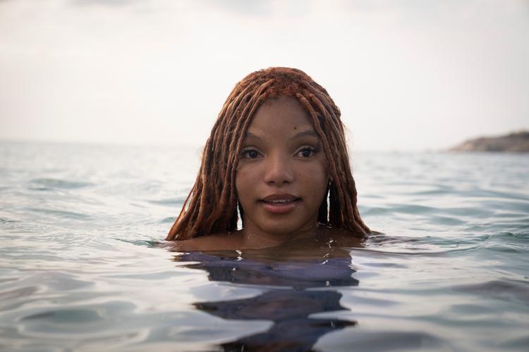 Med Halle Bailey i hovedrollen handler historien om den lille havfrue ikke længere kun om dig og mig og vi to, men om menneskeheden på en ophedet klode med tiltagende kulturelle, etniske og politiske skel.  Foto: Disney