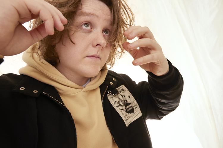 Lewis Capaldi har skrevet en af alle tiders største hits. Desværre virker det til, at han skriver den samme sang igen og igen.  