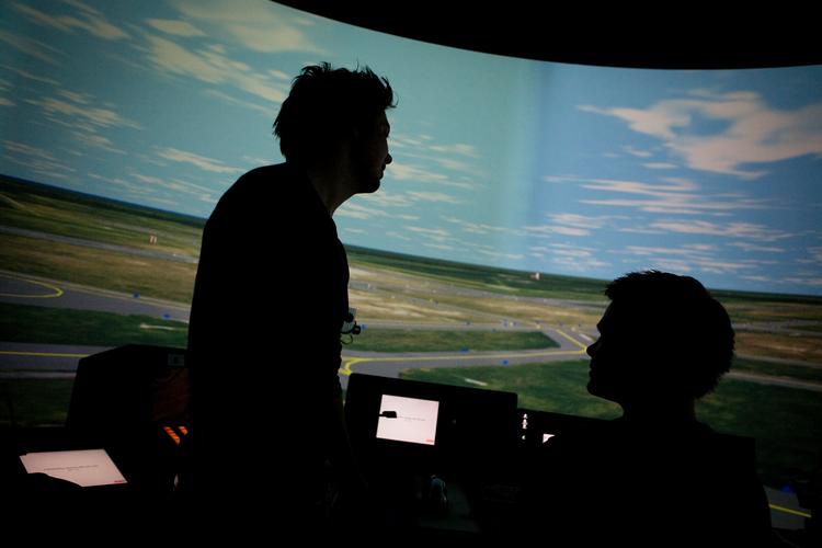 Mens flyvelederne i Københavns Lufthavn kræver mere i løn og ligger i konflikt med deres arbejdsgiver, Naviair, har forsvarets flyveledere fået lønforhøjelser, som for nogles vedkommende løber op i 10.000 kroner om måneden. Foto: Martin Lehmann