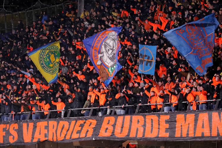 I slutningen af sidste år erhvervede den amerikanske investeringsfond Global Football Holdings (GFH) aktiemajoriteten i Brøndby IF. Siden har uroen og protesterne mod ejerskabet været udtalte. En gruppe af fans har bl.a. vist deres protest ved at klæde sig i orange.   Foto: Jens Dresling