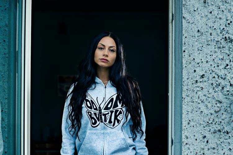 ’Tessas hævn’ er et godt stykke hen ad vejen én stor bekræftelse af Tessa som sexpositiv og konfrontatorisk bulderbasse, der langer velturneret attituderap af sted over lidt anonyme beats.  Foto: Pr-foto