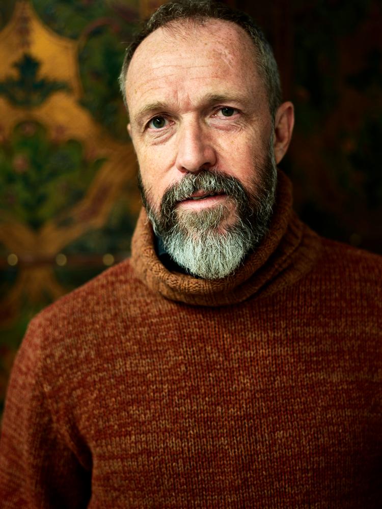Lars Elling (f. 1966) er billedkunstner og forfatter. 'Fyrsterne af Finntjern' er inspireret af hans egen familiehistorie. Foto: Baard Henriksen