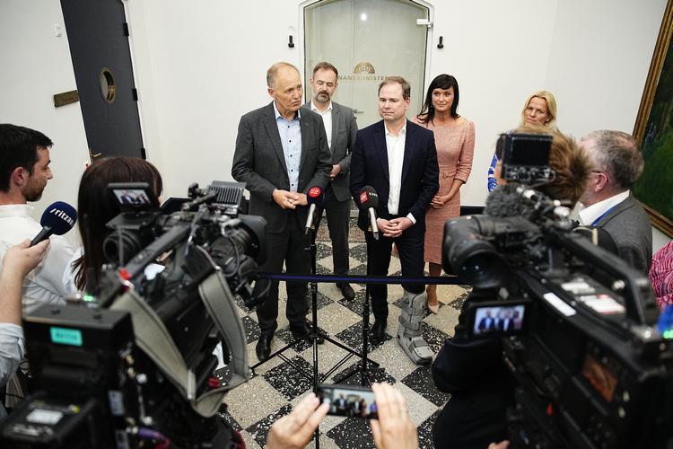 Formand for KL Martin Damm, borgmester i Aarhus Jacob Bundsgaard, finansminister Nicolai Wammen, sundheds- og indenrigsminister Sophie Løhde og ældreminister Mette Kierkgaard på doorstep efter der er indgået økonomiaftale for 2024 imellem regeringen og Kommunernes Landsforening, Finansministeriet i København. Foto: Martin Sylvest/Ritzau Scanpix