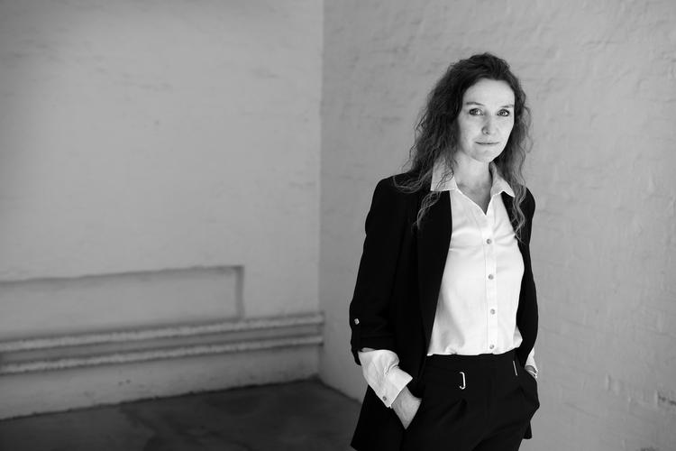 Vi skal tilbage til et mere kollektivt ansvar for vores børn, mener ph.d. og rektor på Designskolen Kolding Lene Tanggaard.  Foto: Thomas Borberg