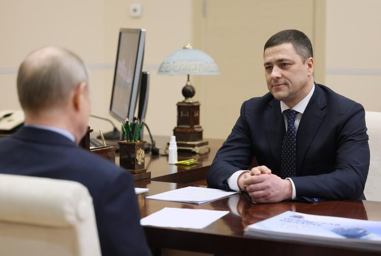 Den russiske guvernør i Pskov-regionen, Mikhail Vedernikov, i samtale med Ruslands præsident Putin. Arkivfoto. Foto: Mikhail Klimentyev/Ritzau Scanpix
