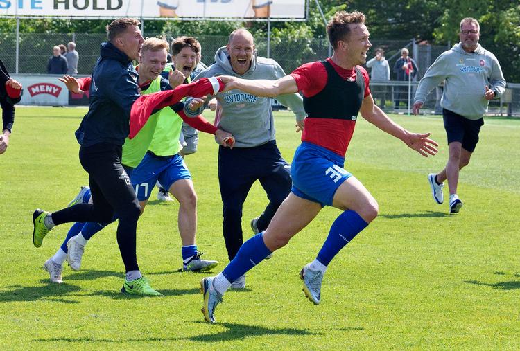 Hvidovres Magnus Fredslund jubler over sejrsmålet til 3-2 i NordicBet Ligaens oprykningsspil mellem Vendsyssel FF og Hvidovre IF. Foto: Henning Bagger/Ritzau Scanpix