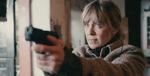 Julie R. Ølgaard med en skyder, der er mere skarpladt end filmen, den optræder i. Foto: SF STUDIOS/SF STUDIOS