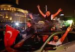 Erdogan-tilhængere fejrer dagen for anden valgrunde af det tyrkiske præsidentvalg i Istanbul, Tyrkiet, 28. maj 2023.    Foto: Kemal Aslan/Ritzau Scanpix