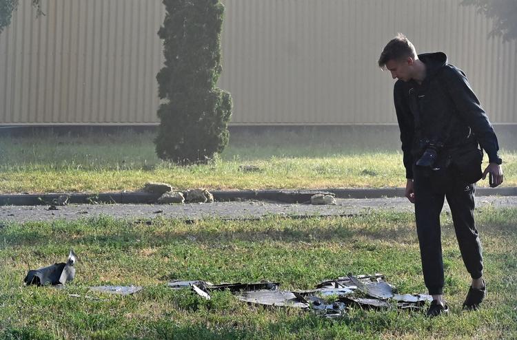 Ekspert undersøger resterne fra en drone efter et russisk droneangreb i Kyiv den 28. maj. Foto: Sergei Supinsky/Ritzau Scanpix