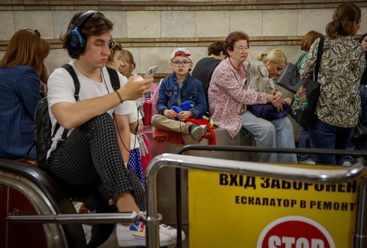 En række eksplosioner kunne mandag formiddag høres i Kyiv, mens indbyggerne søgte tilflugt i underjordiske metrostationer Foto: Alina Smutko/Ritzau Scanpix