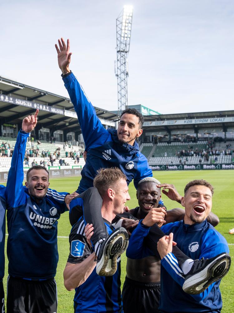 Først jublede FCK'erne over sejren i Viborg, og nogle timer senere var det mesterskabet de fejrede. Foto: Bo Amstrup/Ritzau Scanpix