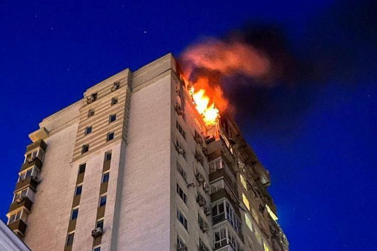 Sådan så der ud i Kyiv i nat, da vragdele fra en drone forårsagede en brand i et højhus. Foto: Kyiv City Military Administratio/Ritzau Scanpix