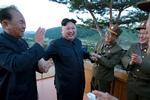 Ifølge den højtstående militærleder Ri Pyong-chol (tv.) tvinger USA og Sydkorea Nordkorea til at have »ressourcer i stand til at samle information om militærhandlinger fra fjenden i realtid«. Foto: Kcna/Ritzau Scanpix