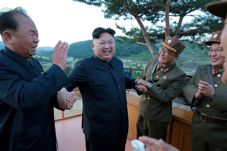 Ifølge den højtstående militærleder Ri Pyong-chol (tv.) tvinger USA og Sydkorea Nordkorea til at have »ressourcer i stand til at samle information om militærhandlinger fra fjenden i realtid«. Foto: Kcna/Ritzau Scanpix