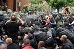     Local Kosovo Serb protesters sit on the ground in front of NATO Kosovo Force (KFOR) soldiers in the town of Zvecan, Kosovo, May 29, 2023. REUTERS/Laura Hasani   Foto: Laura Hasani/Ritzau Scanpix