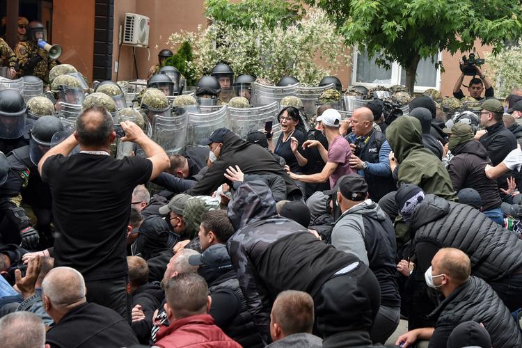     Local Kosovo Serb protesters sit on the ground in front of NATO Kosovo Force (KFOR) soldiers in the town of Zvecan, Kosovo, May 29, 2023. REUTERS/Laura Hasani   Foto: Laura Hasani/Ritzau Scanpix