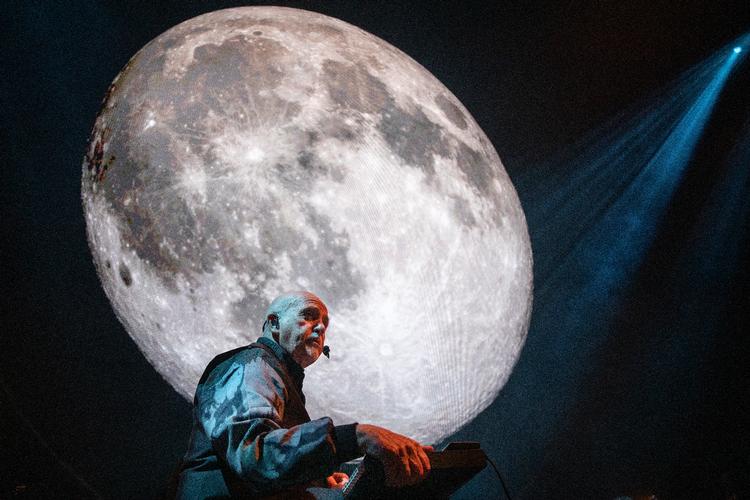 Peter Gabriel indledte sin koncert i Royal Arena i måneskær rundt om et lejrbål, hvor han og bandet gav akustiske versioner af to af hans sange.  Foto: Finn Frandsen