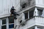 Der arbejdes på at udbedre skaderne på en højhusfacade i Moskva, der er ramt af en drone. Foto: Kirill Kudryavtsev/Ritzau Scanpix
