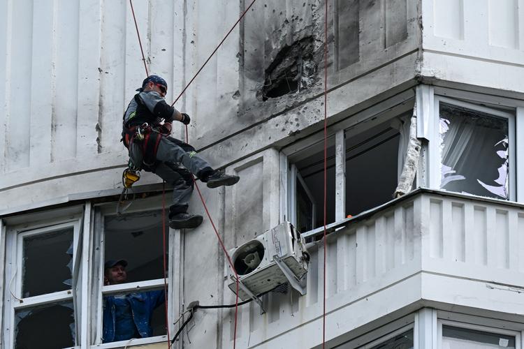 Der arbejdes på at udbedre skaderne på en højhusfacade i Moskva, der er ramt af en drone. Foto: Kirill Kudryavtsev/Ritzau Scanpix