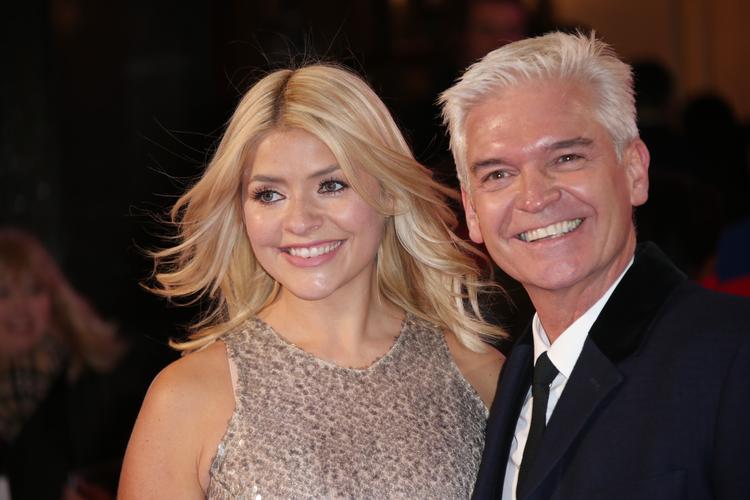 Phillip Schofield, som har været gift med sin kone i 30 år, har indrømmet, at han har haft et forhold til en yngre mandlig kollega, og at han har løjet om det til sine kolleger og sin arbejdsgiver. Her ses han sammen med sin tidligere medvært Holly Willoughby. Foto: Joel Ryan/Ritzau Scanpix