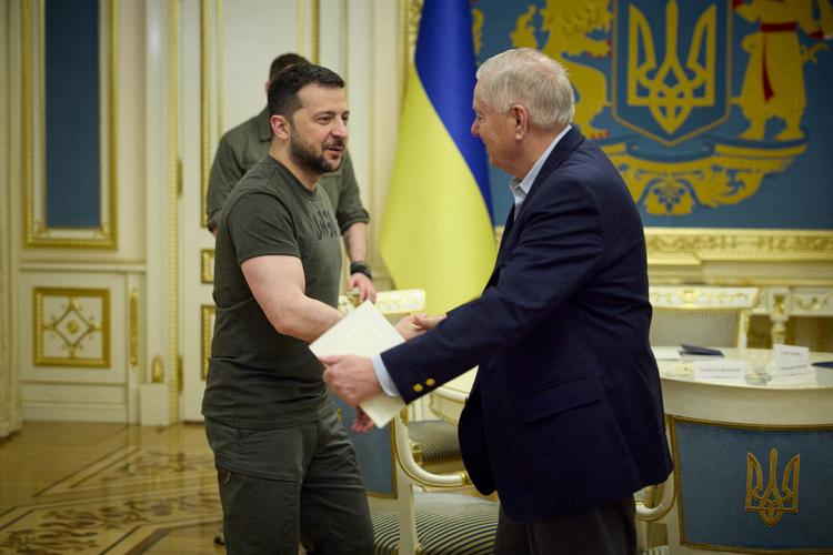 Senator Lindsey Graham mødtes med Zelensky. En sammenklippet video af de to mænds samtale får russerne til at se rødt. Foto: Ukrainian Presidential Press Ser/Ritzau Scanpix