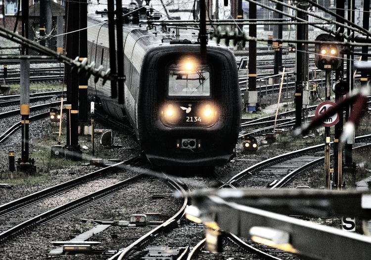 En af mine absolutte yndlingsaversioner er børn, der i det offentlige rum ser tegnefilm uden høretelefoner. Man får ofte fornøjelsen i transportmidler, fly eller tog, hvor man ikke kan komme væk, skriver Sarah Skarum i denne uges klumme. Foto: Joachim Adrian