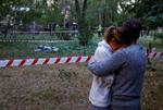Lokale beboere reagerer på fundet af et offer fra nattens russiske missilangreb på Kyiv.  Foto: Valentyn Ogirenko/Ritzau Scanpix