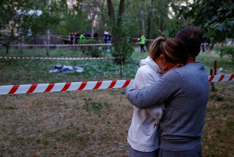 Lokale beboere reagerer på fundet af et offer fra nattens russiske missilangreb på Kyiv.  Foto: Valentyn Ogirenko/Ritzau Scanpix