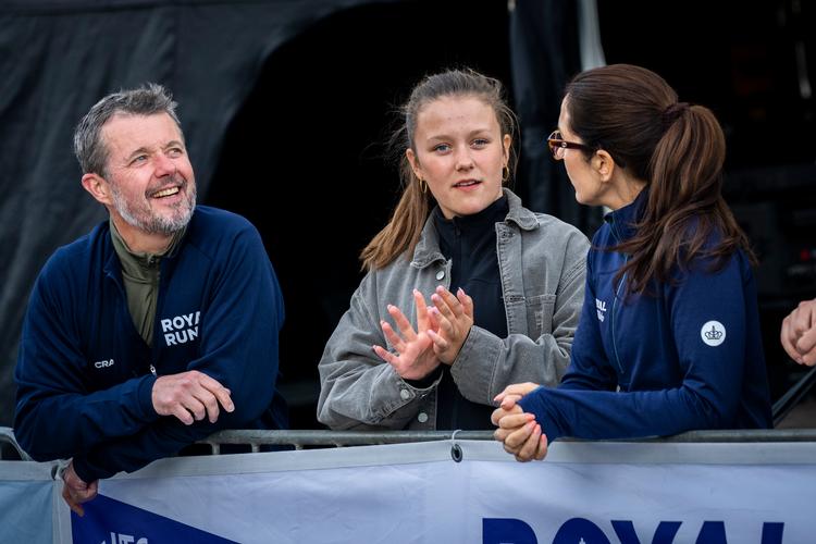 Prinsesse Isabella sammen med far og mor ved Royal Run i København i mandags.  Foto: Ida Marie Odgaard/Ritzau Scanpix