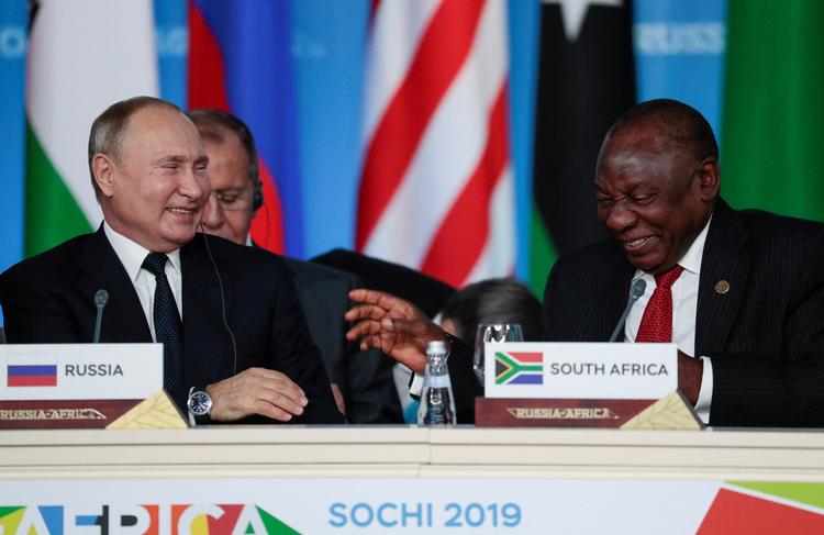 Vladimir Putin har tidligere mødt Sydafrikas præsident Cyril Ramaphosa som her ved et russisk-afrikansk topmøde i Sotji i 2019. Foto: Pool/Ritzau Scanpix