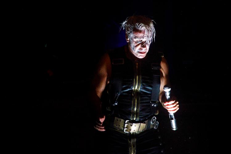 Rammstein er kendt for voldsomme, teatralske koncerter med masser af fyrværkeri.  Her sanger Till Lindemann ved sidste sommers show i Aarhus. Foto: Per Lange/Per Lange