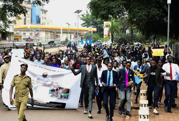 Kampala - studerende hylder i demonstration den ugandiske magthaver for hans ny lov vendt imod homoseksuelle. Foto: Abubaker Lubowa/Ritzau Scanpix