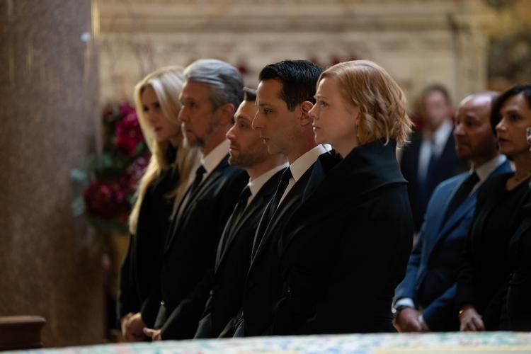 Mediemogulen Logan Roy og hans fire børn har holdt seere verden over i en tilstand af fryd og væmmelse over fire sæsoner. Fra højre: Shiv, Kendall, Roman, Connor og Connors hustru, Willa.  Foto: HBO MAX