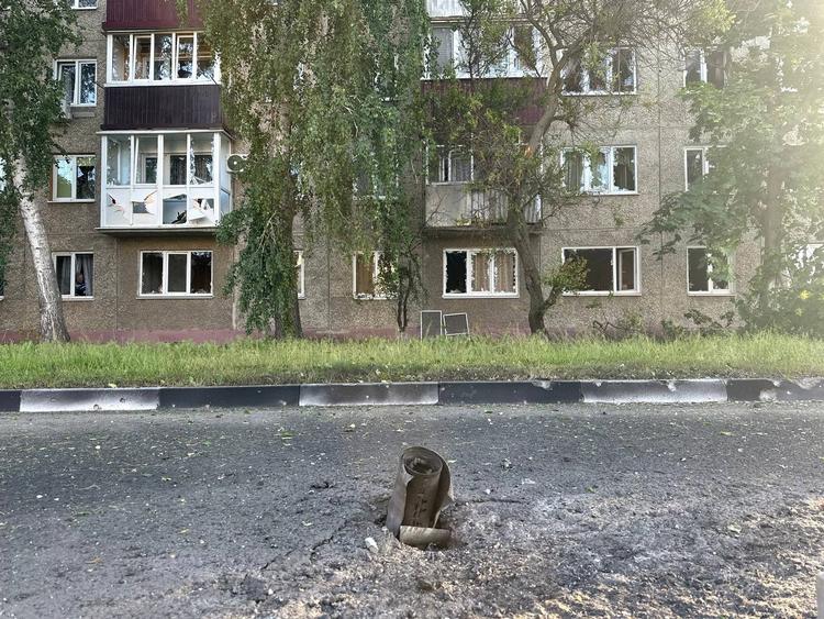 En granat har boret sig ned i jorden under beskydningen af Sjebekino. Billedet er uddelt af guvernørens kontor og viser angiveligt følgerne af en eksil-russisk milits' angreb på byen. Foto: Governor Of Belgorod Region/Ritzau Scanpix
