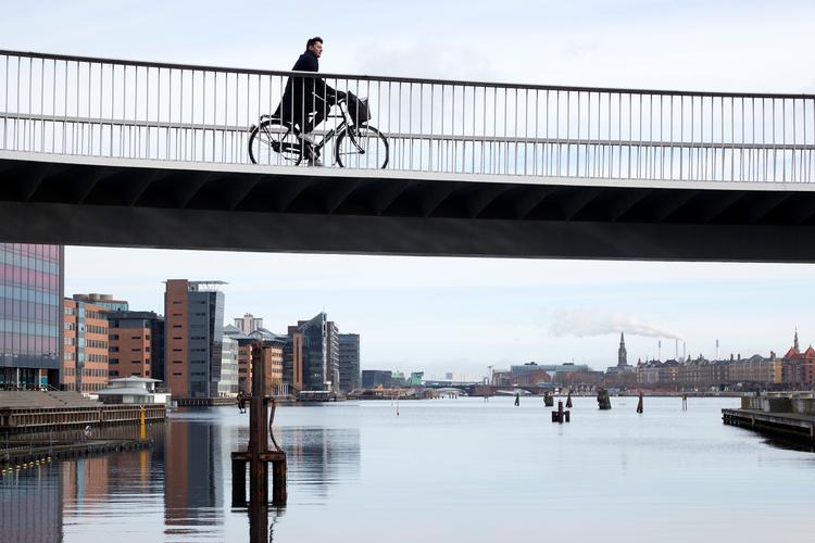 Bedre forhold for gående og cyklister - og gerne elcykler til dem, der skal lidt længere - er nogle af de klimatiltag, som både gavner den grønne omstilling og befolkningens sundhed og velvære. Her på Cykelslangen ved Fisketorvet, ruten går over Københavns Havn.  Foto: Jens Dresling
