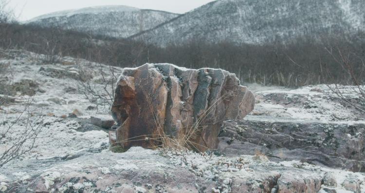Nanna Elvin Hansens ærinde med sin udstilling er ikke at vise os bjergnaturen i sin traditionelle rolle som udsigtspunkt. Her gælder det den systematiske nedbrydning af naturen, med den indbringende internationale forretning som formål.   Foto: Nanna Elvin Hansen