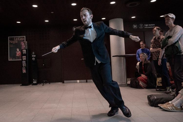 Komponist og performer Michael Hope i fuld gang med sit værk 'How Not to Shout'. Foto: Christian Falck Wolff