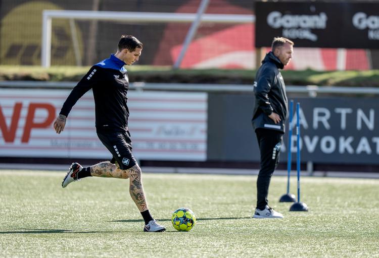 Daniel Agger og Lars Jacobsen har været træner-duo i HB Køge siden 2021. Nu skal klubben finde ny træner.    Foto: Tariq Mikkel Khan